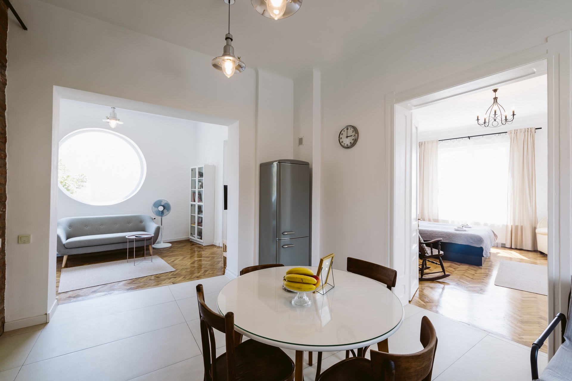 Camera de zi - Hangers - apartament închiriat în regim hotelier cu mic dejun gratuit