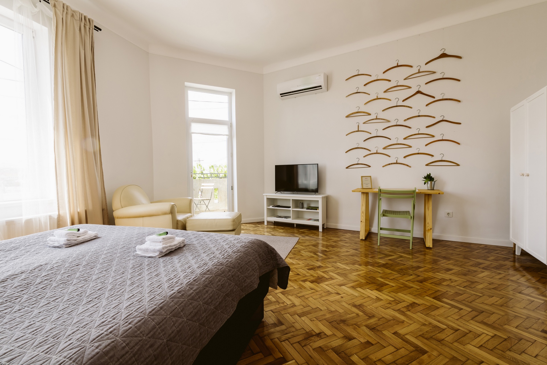 Dormitorul cu balcon - Hangers - cazare în Turda cu mic dejun gratuit