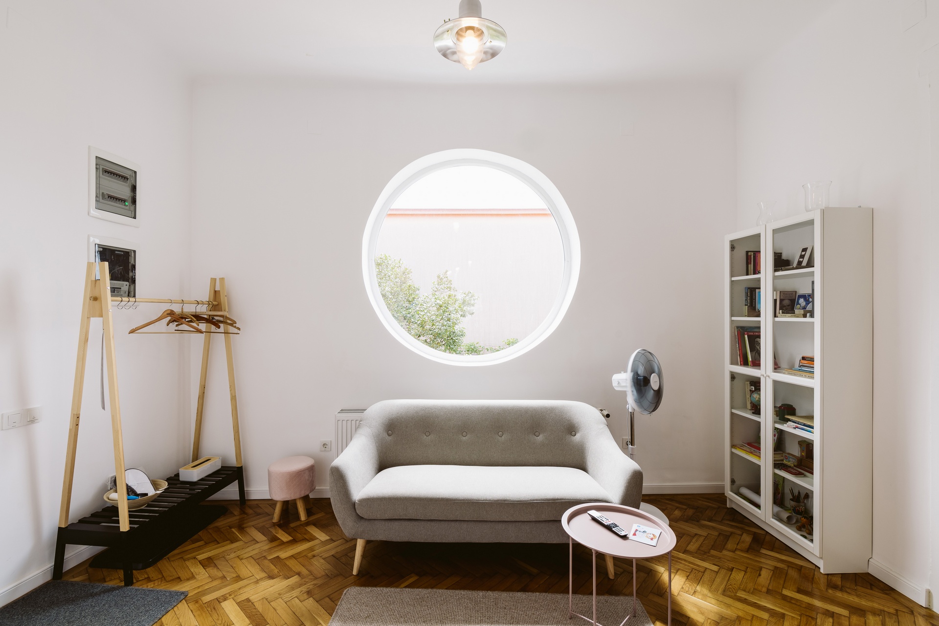 Camera de zi - Hangers - apartament închiriat în regim hotelier cu mic dejun gratuit