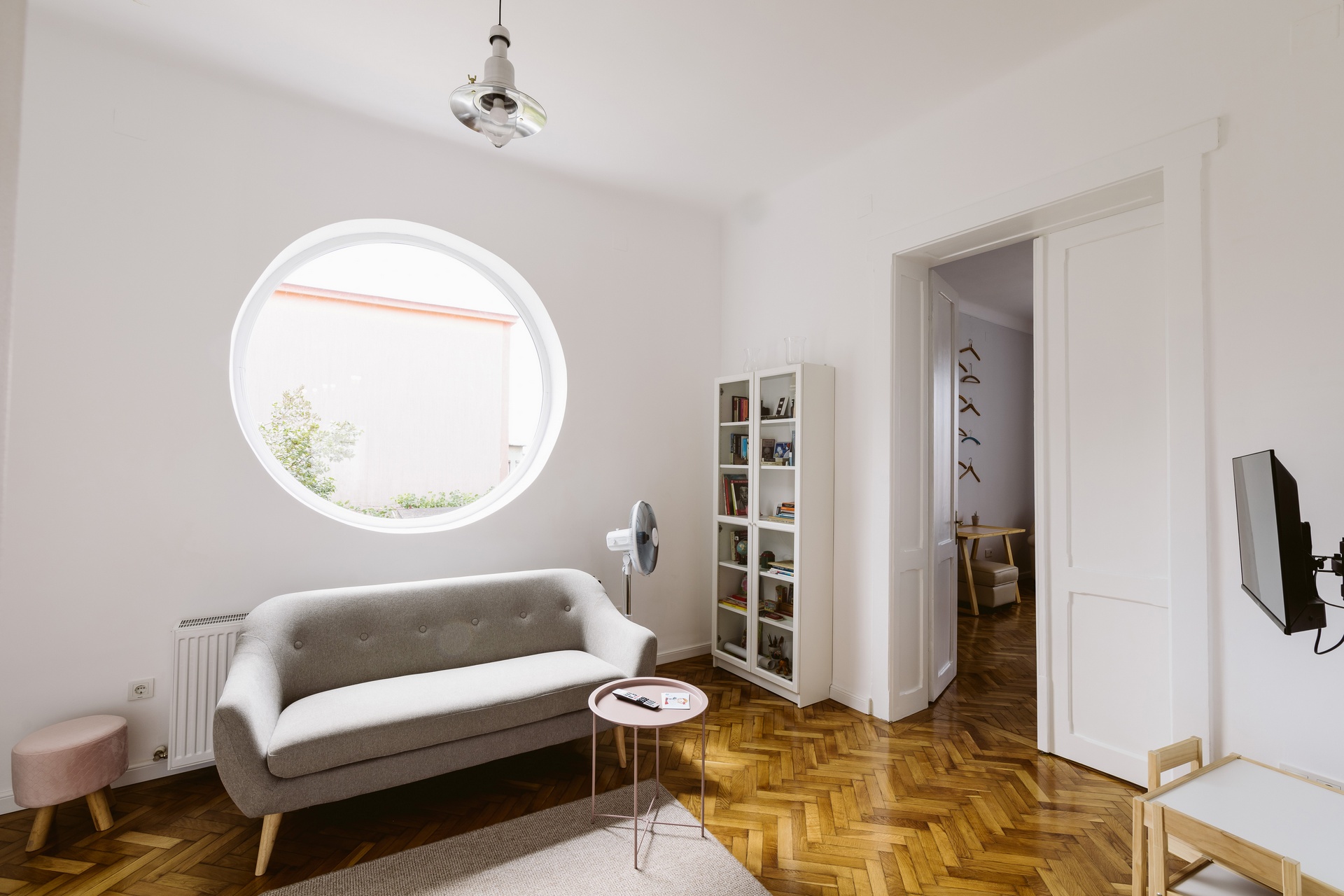 Camera de zi - Hangers - apartament închiriat în regim hotelier cu mic dejun gratuit